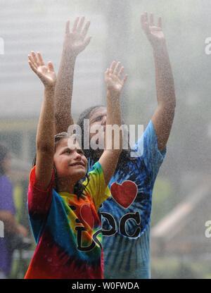 Kinder spielen in einem Nebel Brunnen an der National Zoo in Washington am 7. Juli 2010. Die D.C. Metro Region ist in seinem zweiten Tag der 3-stellige Temperaturen von der Ostküste in die Klauen der Hitzewelle gefangen. UPI/Kevin Dietsch Stockfoto