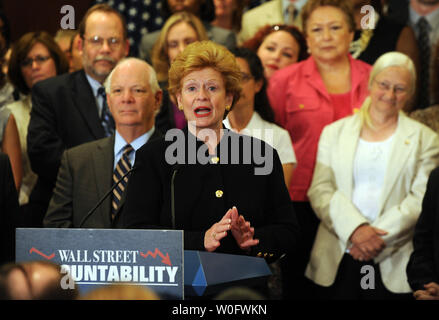 Sen. Debbie Stabenow, D-MI, spricht während einer Pressekonferenz nach einem cloture Abstimmung, die alle garantiert aber die Passage der Finanzreform Bill auf dem Capitol Hill in Washington am 15. Juli 2010. Auf der linken Seite ist Sen Benjamin Cardin, D-MD. UPI/Roger L. Wollenberg Stockfoto