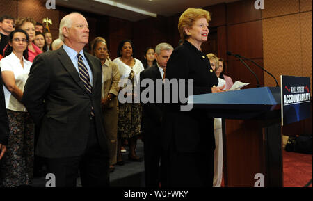 Sen. Debbie Stabenow, D-MI, spricht während einer Pressekonferenz nach einem cloture Abstimmung, die alle garantiert aber die Passage der Finanzreform Bill auf dem Capitol Hill in Washington am 15. Juli 2010. Auf der linken Seite ist Sen Benjamin Cardin, D-MD. UPI/Roger L. Wollenberg Stockfoto