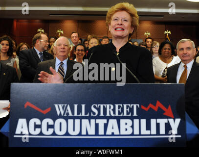 Sen. Debbie Stabenow, D-MI, spricht während einer Pressekonferenz nach einem cloture Abstimmung, die alle garantiert aber die Passage der Finanzreform Bill auf dem Capitol Hill in Washington am 15. Juli 2010. Auf der linken Seite ist Sen Benjamin Cardin, D-MD, am rechten Senator Jack Reed, D-RI. UPI/Roger L. Wollenberg Stockfoto