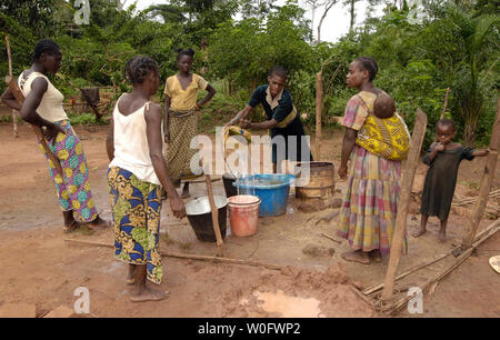 Eine Gruppe von Aka Pygmy Frauen, leben mit ihren Familien in die Zentrale Republik Afrika, und waschen Sie die Kleidung mit der Hand in ihren abgelegenen afrikanischen Dorf. Foto: © Billy Grimes/Alamy.com Stockfoto