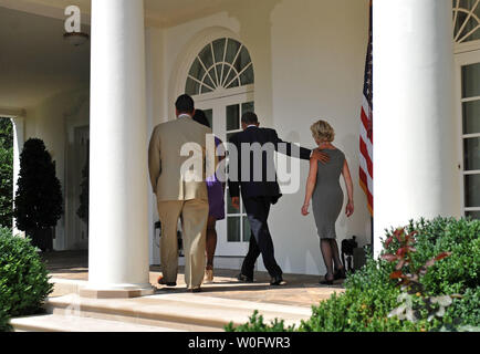 Us-Präsident Barack Obama (C) legt er den Arm um Denise Gibson, ein arbeitsloser Maintenance Supervisor von Queens, New York, als sie mit Jim Chukalas (L), ein arbeitsloser Parts Manager aus New Jersey, Leslie Macko (2-L), ein arbeitsloser Kosmetikerin aus Charlottesville, Virginia gehen, nachdem er eine Erklärung über die Notwendigkeit der Arbeitslosenunterstützung zu verlängern, im Weißen Haus in Washington am 19. Juli 2010. Der Kongress soll eine Abstimmung über die Erweiterung der Vorteile von Morgen zu nehmen. UPI/Kevin Dietsch Stockfoto