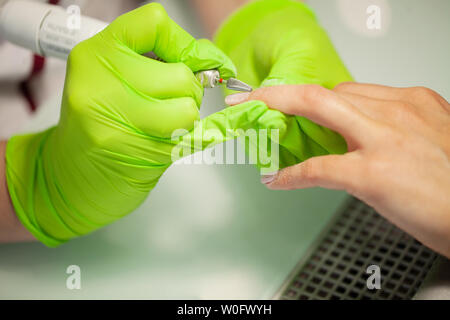 Maniküre. Geschickte Master der Maniküre holding Datei in Ihre Hände bei der Arbeit in ihrem Schönheitssalon Stockfoto