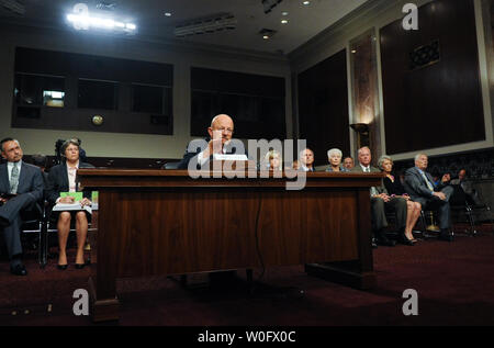 Pensionierte Generalleutnant James R. 1880 jr., Kandidat für Intelligence Director, bezeugt an seiner Anhörung vor der Bestätigung des Senats auf dem Capitol Hill in Washington am 20. Juli 2010. UPI/Alexis C Glenn Stockfoto