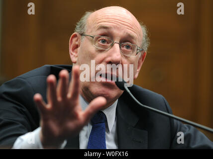 Kenneth Feinberg, Administrator der BP Oil Spill Fonds zur Entschädigung der Opfer, bezeugt vor einem Haus Justiz Ausschuss Anhörung zur "Gewährleistung der Gerechtigkeit für die Opfer von der Golfküste Ölkatastrophe in Washington am 21. Juli 2010. UPI/Kevin Dietsch. Stockfoto