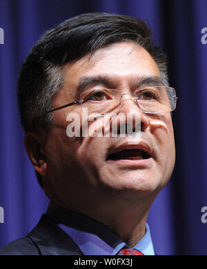 Us-Handelsminister Gary Locke spricht bei einer Feier für ehemalige Handelsminister Carlos Gutierrez Gutierrez offizielle Portrait an das Handelsministerium in Washington am 23. Juli 2010 zu enthüllen. UPI/Alexis C Glenn Stockfoto