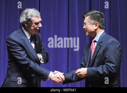 Us-Handelsminister Gary Locke (R) und der ehemalige US-Handelsminister Carlos Gutierrez Hände schütteln Nach einer Zeremonie Gutierrez offizielle Portrait an das Handelsministerium in Washington am 23. Juli 2010 zu enthüllen. UPI/Alexis C Glenn Stockfoto