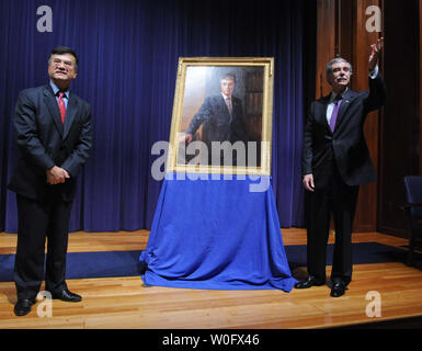 Us-Handelsminister Gary Locke (L) und der ehemalige US-Handelsminister Carlos Gutierrez stehen offizielle Gutierrez portrait Nachdem es an einer Zeremonie an das Handelsministerium in Washington am 23. Juli 2010 vorgestellt. UPI/Alexis C Glenn Stockfoto