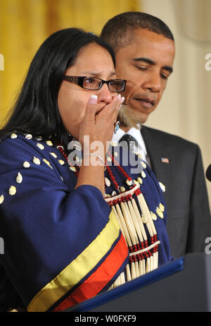 Us-Präsident Barack Obama steht neben Lisa Marie Lyotte, ein Mitglied der Sicangu Lakota Ospaya Stamm, vergewaltigt und geschlagen, als sie dem Publikum spricht vor Obama bei der Unterzeichnung des Stammes- Gesetz und Ordnung Handeln im Osten Zimmer im Weißen Haus in Washington am 29. Juli 2010. UPI/Kevin Dietsch Stockfoto