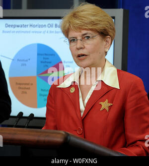 NOAA Administrator Jane Lubchenco diskutiert die BP Bemühungen um den Deepwater Horizon öl gut Dichtung bei einem Briefing in der Brady Press Briefing Room des Weißen Hauses in Washington am 4. August 2010. UPI/Roger L. Wollenberg Stockfoto