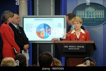 NOAA Administrator Jane Lubchenco diskutiert die BP Bemühungen um den Deepwater Horizon öl gut Dichtung bei einem Briefing in der Brady Press Briefing Room des Weißen Hauses in Washington am 4. August 2010. Mit ihr werden die nationalen Incident Commander Admiral Thad Allen (L), Assistent des Präsidenten für Energie und Klimawandel Carol Braunere und Pressesprecher Robert Gibbs. UPI/Roger L. Wollenberg Stockfoto