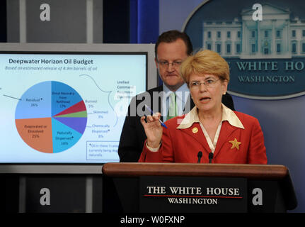 NOAA Administrator Jane Lubchenco diskutiert die BP Bemühungen um den Deepwater Horizon öl gut Dichtung bei einem Briefing in der Brady Press Briefing Room des Weißen Hauses in Washington am 4. August 2010. Mit ihr ist der Pressesprecher Robert Gibbs. UPI/Roger L. Wollenberg Stockfoto