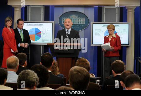 National Incident Commander Admiral Thad Allen diskutiert die BP Bemühungen um den Deepwater Horizon öl gut Dichtung bei einem Briefing in der Brady Press Briefing Room des Weißen Hauses in Washington am 4. August 2010. Mit ihm sind, Assistent des Präsidenten für Energie und Klimawandel Carol Brauner, Pressesekretär Robert Gibbs und NOAA Administrator Jane Lubchenco. UPI/Roger L. Wollenberg Stockfoto