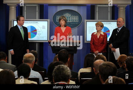 Assistent des Präsidenten für Energie und Klimawandel Carol Braunere diskutiert die BP Bemühungen um den Deepwater Horizon öl gut Dichtung bei einem Briefing in der Brady Press Briefing Room des Weißen Hauses in Washington am 4. August 2010. Mit ihr sind Pressesprecher Robert Gibbs, NOAA Administrator Jane Lubchenco und nationalen Incident Commander Admiral Thad Allen. UPI/Roger L. Wollenberg Stockfoto