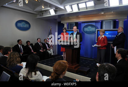 Pressesprecher Robert Gibbs, diskutiert die BP Bemühungen um den Deepwater Horizon öl gut Dichtung bei einem Briefing in der Brady Press Briefing Room des Weißen Hauses in Washington am 4. August 2010. Mit ihm sind, Assistent des Präsidenten für Energie und Klimawandel Carol Brauner, NOAA Administrator Jane Lubchenco und nationalen Incident Commander Admiral Thad Allen. UPI/Roger L. Wollenberg Stockfoto