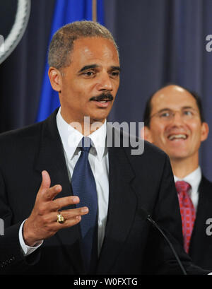 Us-Justizminister Eric Holder spricht auf einer Pressekonferenz in Washington am 5. August 2010. Inhaber gab bekannt, dass 14 Menschen, die vor allem US-Bürger, für die Unterstützung der Terrorgruppe al-Shabab in Somalia erhoben werden. FBI Executive Assistant Director National Security Branch Sean Joyce (R) hört. UPI/Alexis C Glenn Stockfoto