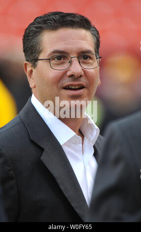 Washington Redskins "Eigentümer Dan Snyder beobachtet, wie seine Mannschaft, die vor Ihrer ersten warmen Saison Spiel gegen die Buffalo Bills' an FedEx Field in Washington am 13. August 2010. UPI/Kevin Dietsch Stockfoto