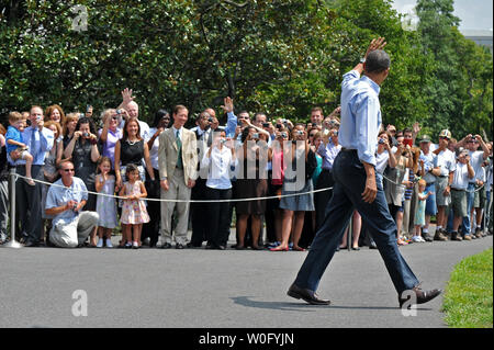 Präsident Barack Obama Wellen zu einem Publikum, während er zu Marine One, dem Weißen Haus in Washington am 19. August 2010. Präsident Barack Obama ist aus Washington für einen Urlaub mit der ganzen Familie nach Martha's Vineyard. UPI/Kevin Dietsch Stockfoto