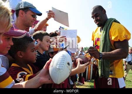 Washington Redskins Quarterback Donovan McNabb Autogramme nach die Redskins letzter Tag des Trainingslager auf Redskins Park in Ashburn, Virginia, 19. August 2010. UPI/Kevin Dietsch Stockfoto