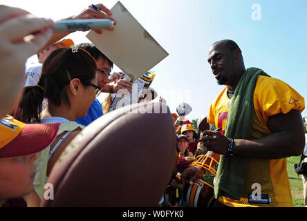 Washington Redskins Quarterback Donovan McNabb Autogramme nach die Redskins letzter Tag des Trainingslager auf Redskins Park in Ashburn, Virginia, 19. August 2010. UPI/Kevin Dietsch Stockfoto