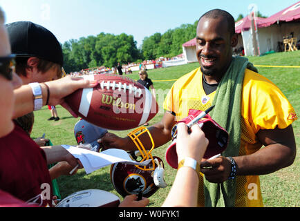 Washington Redskins Quarterback Donovan McNabb Autogramme nach die Redskins letzter Tag des Trainingslager auf Redskins Park in Ashburn, Virginia, 19. August 2010. UPI/Kevin Dietsch Stockfoto