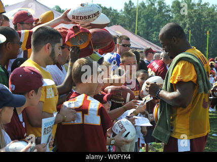 Washington Redskins Quarterback Donovan McNabb Autogramme nach die Redskins letzter Tag des Trainingslager auf Redskins Park in Ashburn, Virginia, 19. August 2010. UPI/Kevin Dietsch Stockfoto