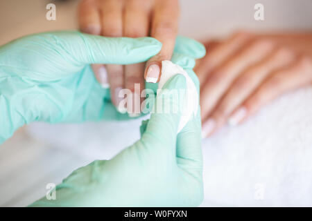 Maniküre. Geschickte Master der Maniküre holding Datei in Ihre Hände bei der Arbeit in ihrem Schönheitssalon Stockfoto