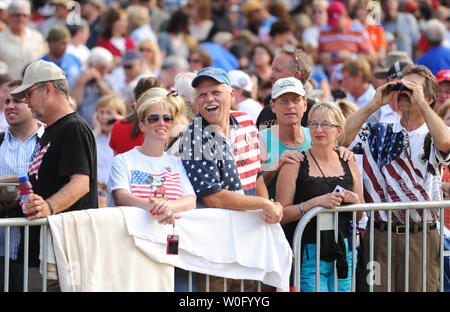 Treffen sich Leute in der "Wiederherstellung der Ehre" Kundgebung am Lincoln Memorial in Washington am 28. August 2010. Die konservative Rallye, inoffiziell mit der Tea Party Bewegung verbundenen, zog Hunderte von Tausenden von Teilnehmern. Fox News TV host Glenn Beck Kontroverse gerührt, indem Sie eine Kundgebung am 28. August am Lincoln Memorial zu bewirten, wie es auf der 47. Jahrestag und gleichen Ort von Dr. Martin Luther King Jr.'s historischen 'ich habe einen Traum' Rede. UPI/Alexis C Glenn Stockfoto