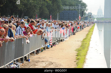 Treffen sich Leute in der "Wiederherstellung der Ehre' Rally in der Nähe des reflektierenden Pool am Lincoln Memorial in Washington am 28. August 2010. Die konservative Rallye, inoffiziell mit der Tea Party Bewegung verbundenen, zog Hunderte von Tausenden von Teilnehmern. Fox News TV host Glenn Beck Kontroverse gerührt, indem Sie eine Kundgebung am 28. August am Lincoln Memorial zu bewirten, wie es auf der 47. Jahrestag und gleichen Ort von Dr. Martin Luther King Jr.'s historischen 'ich habe einen Traum' Rede. UPI/Alexis C Glenn Stockfoto