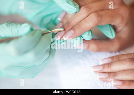 Maniküre. Geschickte Master der Maniküre holding Datei in Ihre Hände bei der Arbeit in ihrem Schönheitssalon Stockfoto