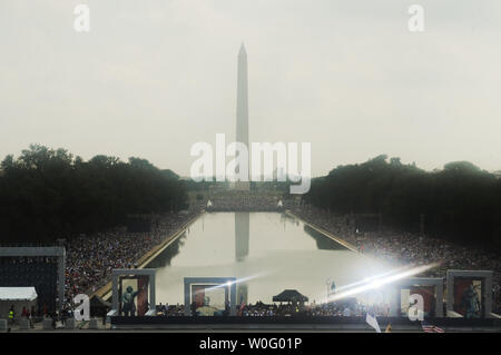 Treffen sich Leute in der "Wiederherstellung der Ehre' Rally auf der National Mall in Washington am 28. August 2010. Die konservative Rallye, inoffiziell mit der Tea Party Bewegung verbundenen, zog Hunderte von Tausenden von Teilnehmern. Fox News TV host Glenn Beck Kontroverse gerührt, indem Sie eine Kundgebung am 28. August am Lincoln Memorial zu bewirten, wie es auf der 47. Jahrestag und gleichen Ort von Dr. Martin Luther King Jr.'s historischen 'ich habe einen Traum' Rede. UPI/Alexis C Glenn Stockfoto