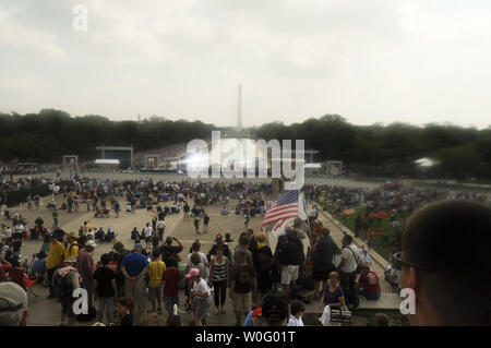 Treffen sich Leute in der "Wiederherstellung der Ehre' Rally auf der National Mall in Washington am 28. August 2010. Die konservative Rallye, inoffiziell mit der Tea Party Bewegung verbundenen, zog Hunderte von Tausenden von Teilnehmern. Fox News TV host Glenn Beck Kontroverse gerührt, indem Sie eine Kundgebung am 28. August am Lincoln Memorial zu bewirten, wie es auf der 47. Jahrestag und gleichen Ort von Dr. Martin Luther King Jr.'s historischen 'ich habe einen Traum' Rede. UPI/Alexis C Glenn Stockfoto