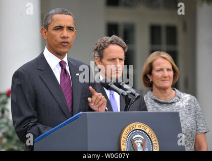 Präsident Barack Obama spricht auf die Wirtschaft im Rosengarten des Weißen Hauses in Washington am 3. September 2010. Obama sagte, dass der private Sektor im August wuchs, aber es muss mehr getan werden, um die Wirtschaft zu verbessern. Obama wurde durch, von links nach rechts kam, Finanzminister Tim Geithner, Small Business Administrator Karen Mills und Weißen Haus Wirtschaftsrat Regisseur Lawrence Summers. UPI/Kevin Dietsch Stockfoto