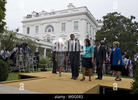 Präsident Barack Obama verlässt das Podium mit Arbeitsminister Hilda Solis, US-Handelsminister Gary Locke, Vorsitzender des Rates der Wirtschaftsberater Christina Romer, Small Business Administrator Karen Mills und Weißen Haus Wirtschaftsrat Regisseur Lawrence Summers nach dem Gespräch auf die Wirtschaft in Washington am 3. September 2010. UPI/Kevin Dietsch Stockfoto