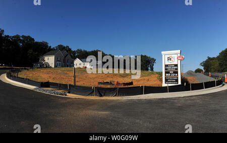 Mit einem Haus durchzuführen und eine andere kurz vor der Fertigstellung einer Home Builder wirbt Elf luxuriöse Häuser für Verkauf in Annandale, Virginia, am 5. September 2010. Enge Kreditvergabe regeln und eine träge Wirtschaft haben Home Sales im Rückgang der Großteil des Landes im Juli und August gehalten. UPI/Roger L. Wollenberg Stockfoto