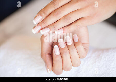 Maniküre. Geschickte Master der Maniküre holding Datei in Ihre Hände bei der Arbeit in ihrem Schönheitssalon Stockfoto