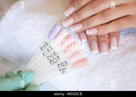 Maniküre. Geschickte Master der Maniküre holding Datei in Ihre Hände bei der Arbeit in ihrem Schönheitssalon Stockfoto