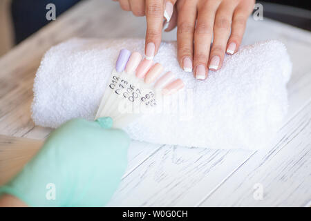 Maniküre. Geschickte Master der Maniküre holding Datei in Ihre Hände bei der Arbeit in ihrem Schönheitssalon Stockfoto