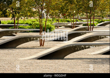 Bänke, die die 184 lebt im September 11, 2001 Terroranschlag auf das Pentagon am Pentagon Memorial in Arlington, Virginia am 10. September 2010 gesehen. UPI/Alexis C Glenn Stockfoto