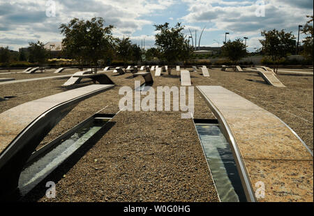 Bänke, die die 184 lebt im September 11, 2001 Terroranschlag auf das Pentagon am Pentagon Memorial in Arlington, Virginia am 10. September 2010 gesehen. UPI/Alexis C Glenn Stockfoto