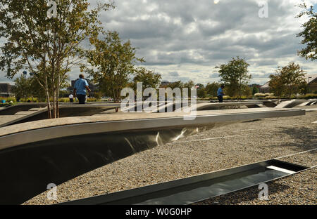 Bänke, die die 184 lebt im September 11, 2001 Terroranschlag auf das Pentagon am Pentagon Memorial in Arlington, Virginia am 10. September 2010 gesehen. UPI/Alexis C Glenn Stockfoto