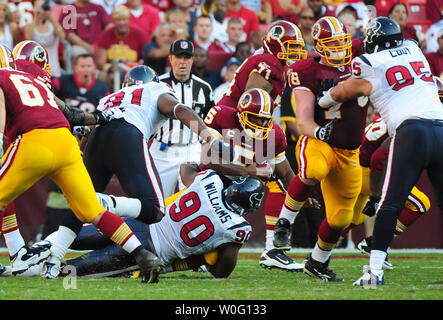 Washington Redskins' Quarterback Donovan McNabb ist sacked durch Houston Texans" Mario Williams im dritten Quartal bei FedEx Field in Washington am 19. September 2010. UPI/Kevin Dietsch Stockfoto