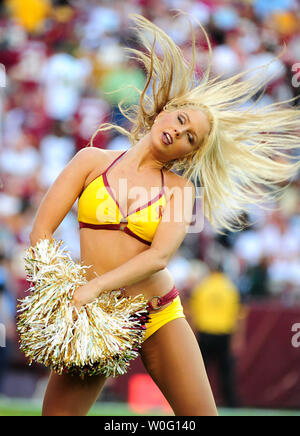 Cheerleader ein Washington Redskins" führt als die Redskins die Houston Texans am FedEx Feld in Washington am 19. September 2010 spielen. Die Texans besiegt die Redskins 30-27. UPI/Kevin Dietsch Stockfoto