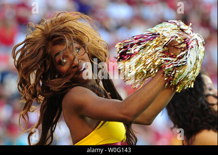 Cheerleader ein Washington Redskins" führt als die Redskins die Houston Texans am FedEx Feld in Washington am 19. September 2010 spielen. Die Texans besiegt die Redskins 30-27. UPI/Kevin Dietsch Stockfoto