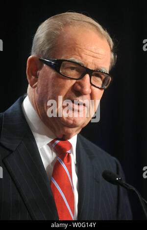 Pat Buchanan, Kolumnist und politische Analytiker, liefert Erläuterungen an der Nationalen Vereinigung der Federal Credit Unions" (NAFCU) 2010 Kongreßcaucus in Washington am 20. September 2010. UPI/Kevin Dietsch Stockfoto