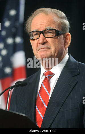 Pat Buchanan, Kolumnist und politische Analytiker, liefert Erläuterungen an der Nationalen Vereinigung der Federal Credit Unions" (NAFCU) 2010 Kongreßcaucus in Washington am 20. September 2010. UPI/Kevin Dietsch Stockfoto