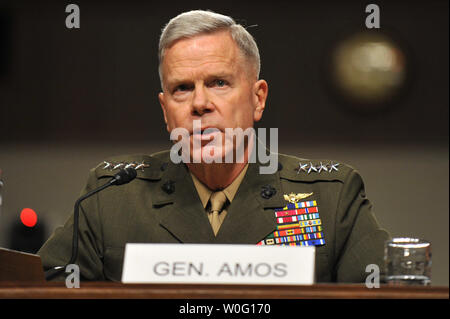 Gen. James Amos bezeugt vor dem Streitkräfteausschuss des Senats während seiner Anhörung wiederbestellung Anhörung zu Kommandant des Marine Corps in Washington am 21. September 2010. UPI/Kevin Dietsch Stockfoto