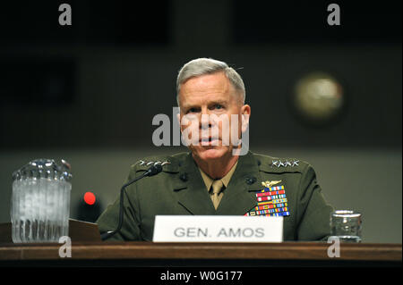 Gen. James Amos bezeugt vor dem Streitkräfteausschuss des Senats während seiner Anhörung wiederbestellung Anhörung zu Kommandant des Marine Corps in Washington am 21. September 2010. UPI/Kevin Dietsch Stockfoto