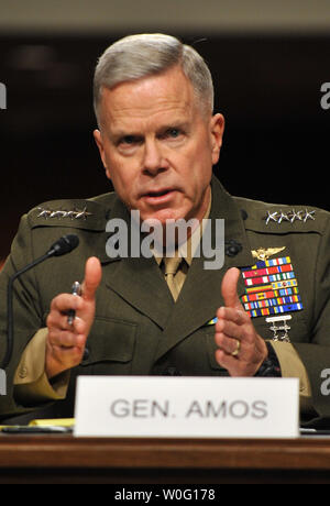 Gen. James Amos bezeugt vor dem Streitkräfteausschuss des Senats während seiner Anhörung wiederbestellung Anhörung zu Kommandant des Marine Corps in Washington am 21. September 2010. UPI/Kevin Dietsch Stockfoto