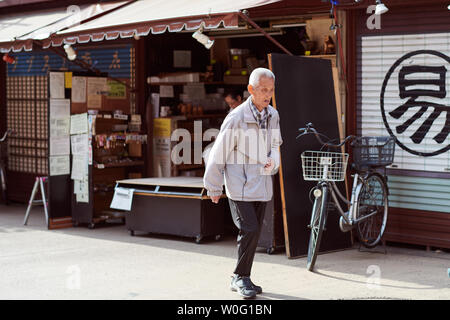 Alter Mann auf Straße Stockfoto